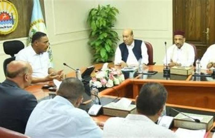 محافظ مطروح يلتقي مشايخ سيوة للاستماع لمطالب الأهالي وحل مشاكلهم