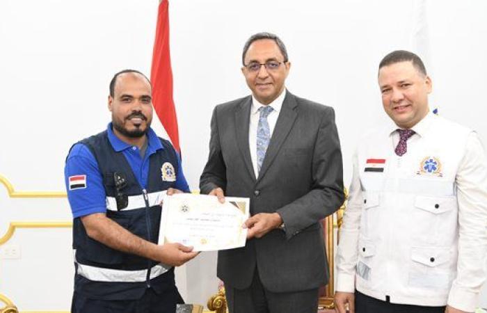 محافظ قنا يكرّم فريق إسعاف أنقذ سيدة في ولادة طارئة بقرية خزام