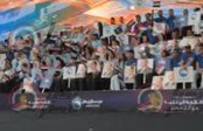 السيسي حبيب الملايين.. آلاف المواطنون يرفعون لافتات دعم للرئيس بمؤتمر مستقبل وطن لدعم مرشحي انتخابات الشيوخ