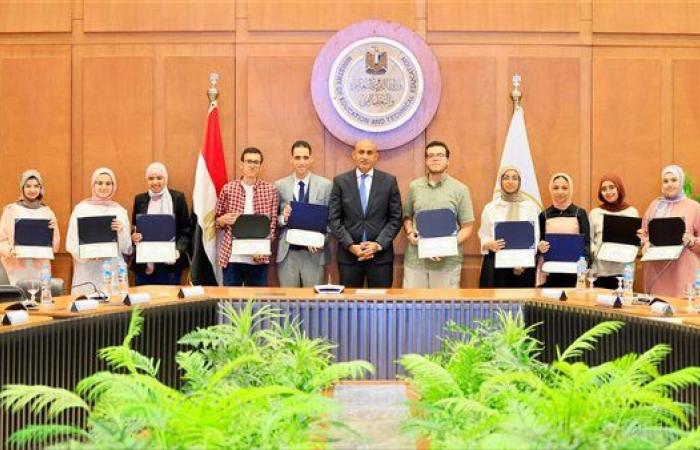 عاجل.. وزير التربية والتعليم يكرم أوائل الثانوية العامة.. ويشيد بتفوقهم وتميزهم