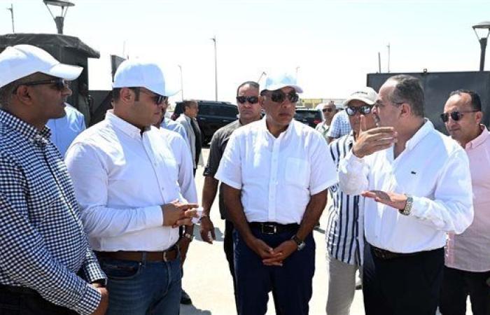 رئيس الوزراء يتفقد محطة التجارب البحثية لتحلية مياه البحر بالعلمين الجديدة.. صور