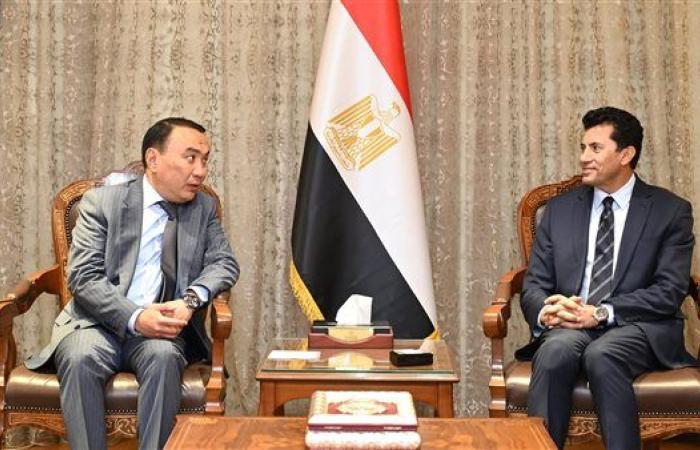 وزير الشباب والرياضة يلتقي سفير كازاخستان لبحث التعاون الثنائي