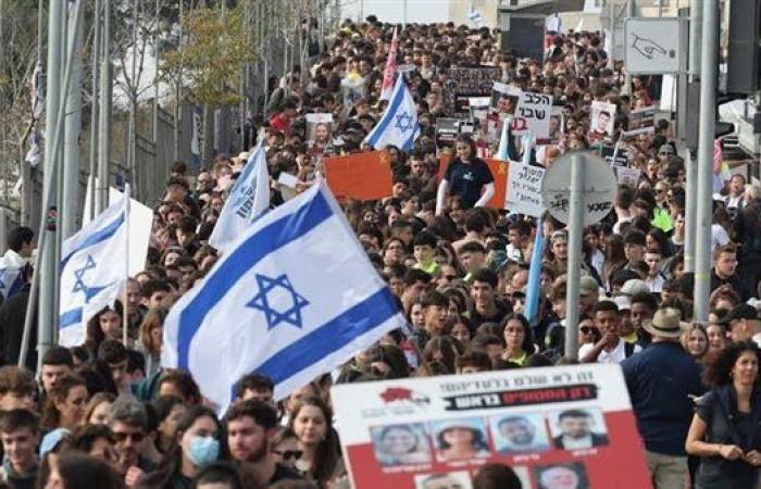 إعلام إسرائيلي: الشرطة تفرق عشرات المتظاهرين قرب تل أبيب يطالبون بإعادة المحتجزين