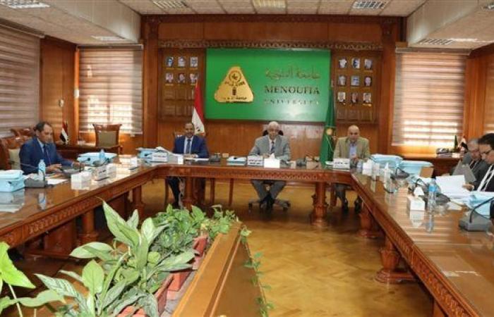 رئيس جامعة المنوفية يترأس لجنة مقابلات التجديد السنوي لمناصب مديري العموم وأمناء الكليات