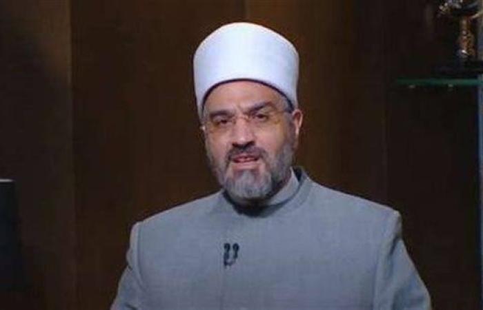 ما حكم من يحث غيره على الصلاة ولا يصلي؟.. عمرو الورداني يجيب