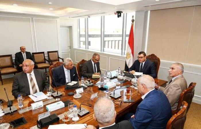 وزير الإسكان يعقد اجتماعًا موسعًا مع رؤساء وممثلي الجهات التابعة للوزارة ويصدر حزمة من التوجيهات لتأمين المنشآت
