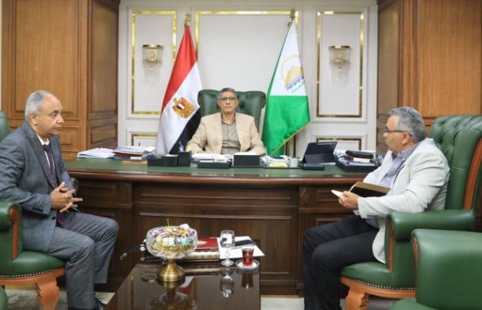 محافظ الجيزة يلتقي مساعد وزير الصحة لبحث دعم وتطوير المنشآت الطبية