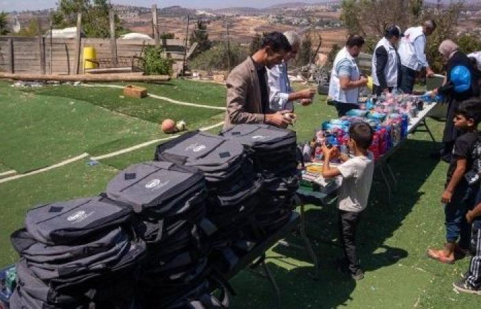 وكالة بيت مال القدس توزع حقائب مدرسية على تلاميذ القدس