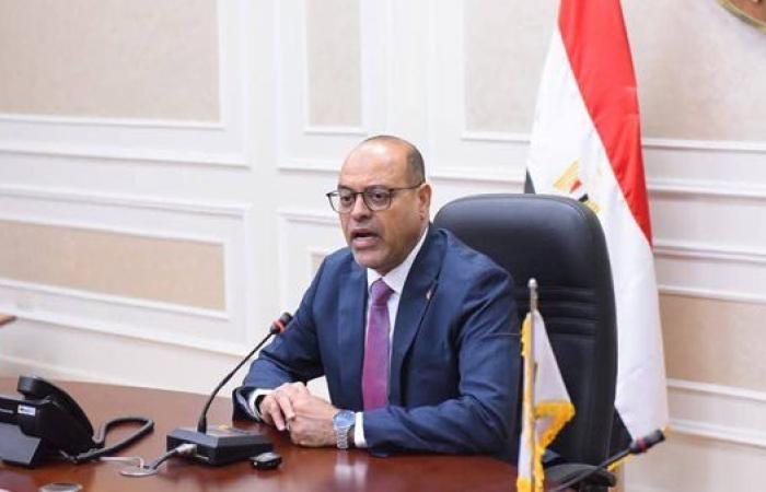 وزير العمل يسلم عقود وظائف للشباب في دول الإمارات والبوسنة والهرسك
