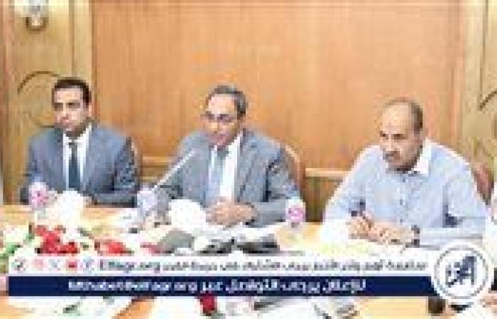 محافظ قنا يبحث معالجة النقاط السوداء على الطرق السريعة للحد من الحوادث