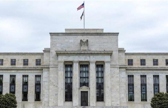 تقارير: 3 صراعات تدفع بنك الاحتياطي الفيدرالي الأمريكي لخفض كبير في أسعار الفائدة