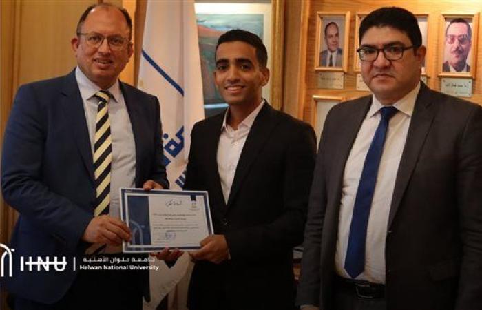 رئيس جامعة حلوان الأهلية يُكرم الطالبين مبتكري نظام تنظيم استلام الملفات