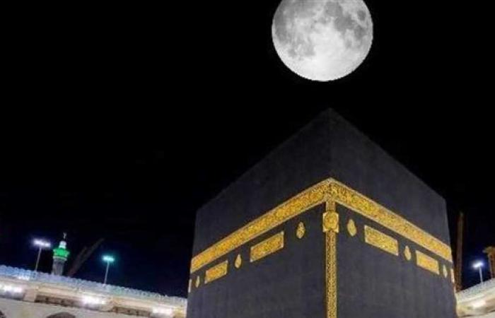 بعد قليل.. القمر يزين سماء مكة ويتعامد على الكعبة المشرفة