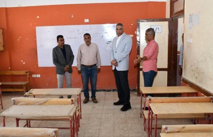 محافظ أسوان يكافئ مدير مدرسة الشيخ عامر الابتدائية الجديدة