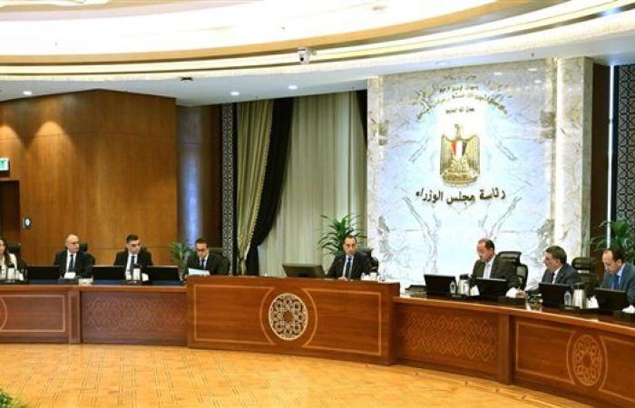 رئيس الوزراء يتابع توافر الاعتمادات المالية لتغطية شراء الأدوية والمستلزمات الطبية