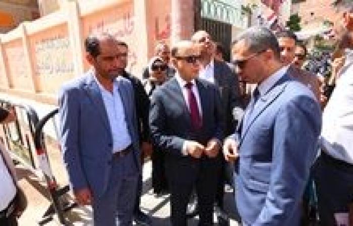 محافظ كفر الشيخ يلتقي بالمواطنين خلال جولته بعدد من شوارع عاصمة المحافظة