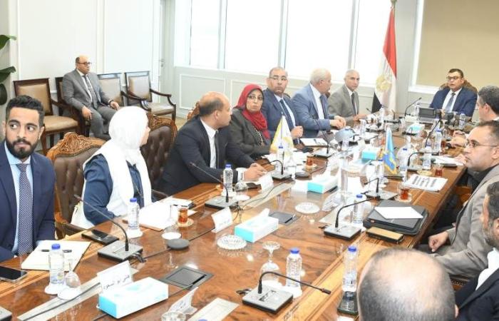 وزير الإسكان يعقد اجتماعا مع مسئولي الشركة السعودية المصرية لبحث عدد من الفرص الاستثمارية
