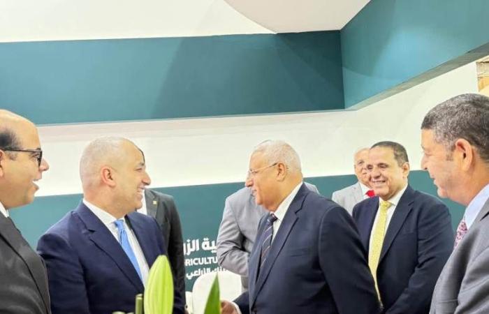 الرئيس التنفيذي للبنك الزراعي المصري يتفقد جناح شركة "إيكارد" بمعرض صحاري 2025