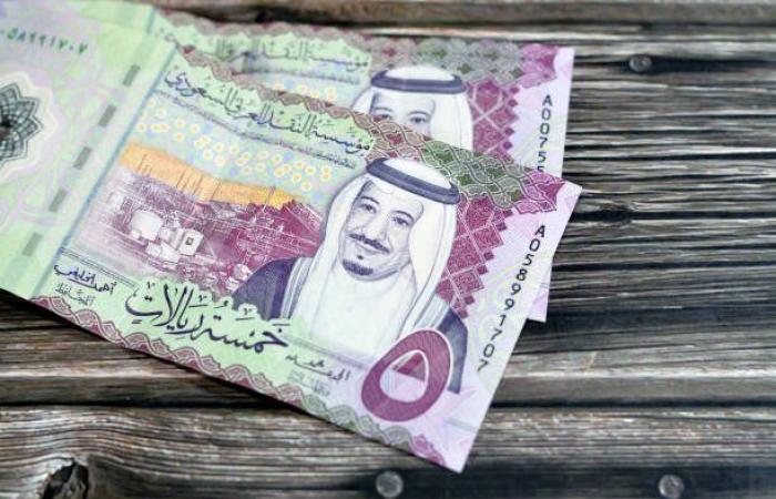 «يا رايحيين للنبي الغالي».. خطوات الحصول على الريال السعودي قبل السفر