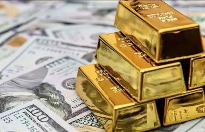 انخفاض أسعار الذهب عن أعلى مستوياتها القياسية قبل قرار الفائدة على الدولار