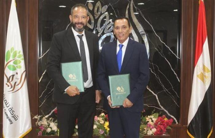 “ الريف المصرى الجديد” توقع عقد تخصيص 10.8 فدانًا لزراعة وتصنيع تمور المجدول فى الفرافرة