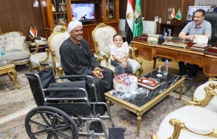 محافظ المنوفية يلتقي طفلة من ذوي الهمم ويوجه بصرف كرسي متحرك ومساعدة عينية لها