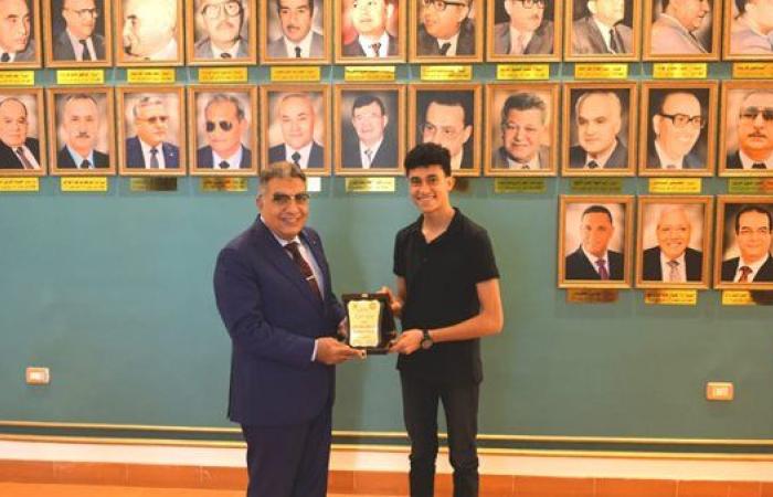 محافظ الدقهلية يكرم الأول على مستوى المحافظة في الدبلوم الفني الصناعي