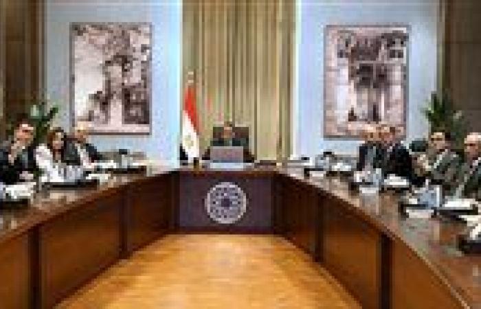 رئيس الوزراء يتابع تنفيذ الاشتراطات والضوابط والمعايير الخاصة بالإعلانات على الطرق العامة والمحاور