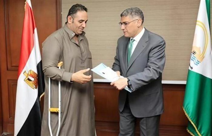 محافظ الجيزة يسلم 20 عقد تقنين أراضي أملاك دولة للمواطنين.. صور