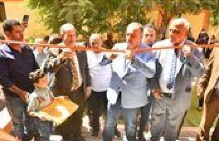 محافظ أسيوط يفتتح مدرسة "نوال يؤانس بمنفلوط بـ11.7 مليون جنيه ويهدي درع المحافظة لوزير التعليم