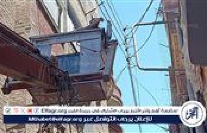 صيانة أعمدة وكشافات الإنارة بقرية النخيلة بمركز أبوتيج بأسيوط