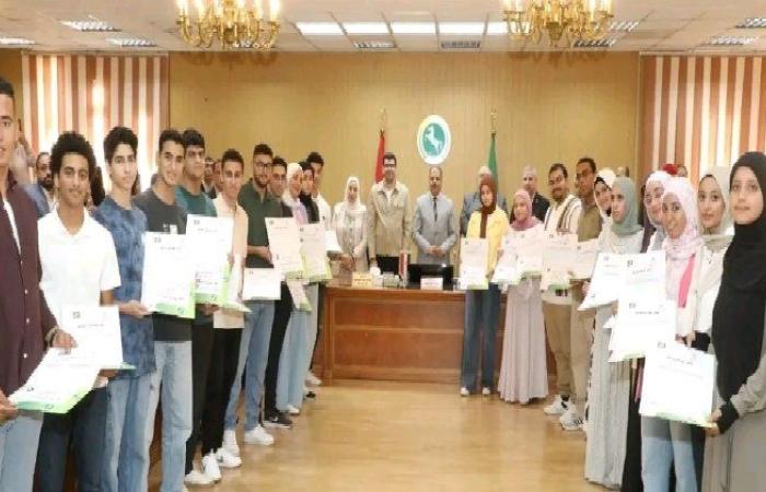 محافظ الشرقية يُكرم أوائل الشهادات العامة والأزهرية والفنية