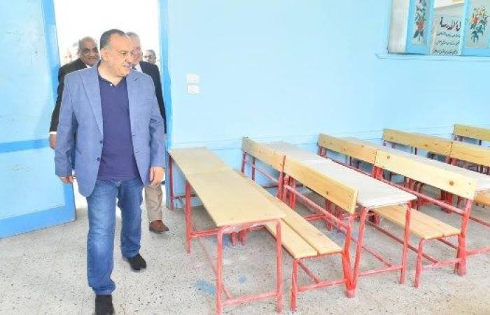استقبالاً للعام الدراسي الجديد.. مدير تعليم أسيوط يعلن دعم المحافظة بـ 25 الف مقعد للمدارس الجديدة وتنفيذ مبادرة" تدوير وإصلاح الرواكد " بكافة الإدارات التعليمية