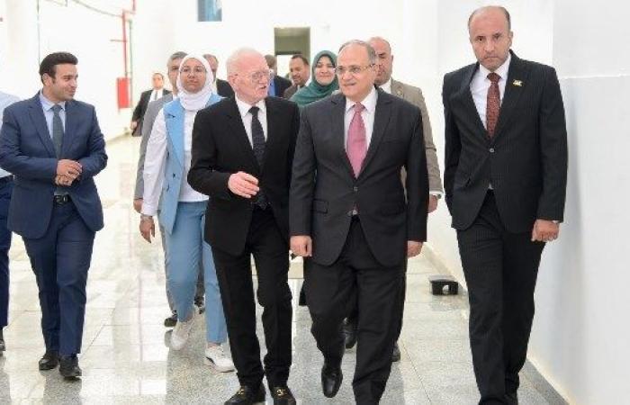 رئيس هيئة الدواء يزور "وادي النيل أشيتو" ويؤكد دعم صناعة المستلزمات الطبية محليًا