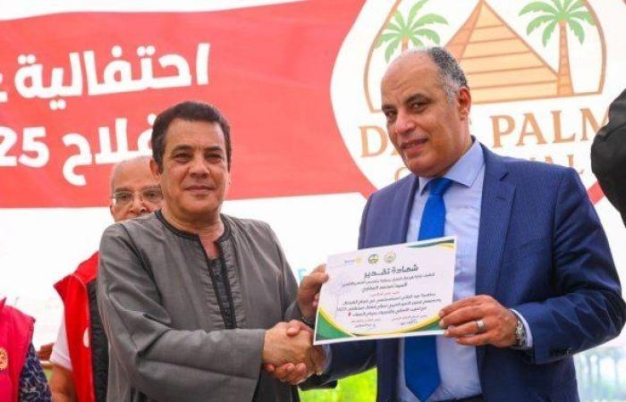 تكريم نقيب الفلاحين الحاج محمد العقاري في كرنفال النخيل بسقارة تقديرا لدوره الوطني