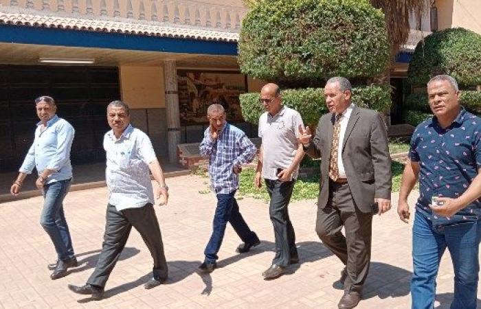 حرصًا على انطلاق عام دراسي منضبط.. وكيل وزارة التربية والتعليم بأسيوط يتفقد بعض المدارس قبيل انطلاق الدراسة غدًا بمدارس المحافظة