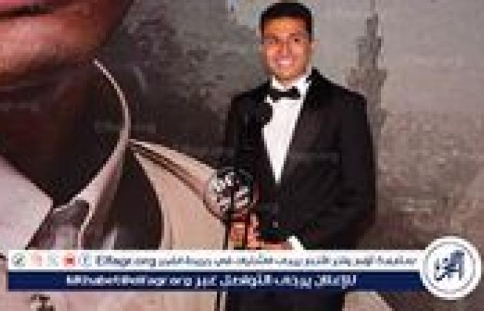 مصطفى عماد يهدي تكريمة في حفل توزيع جوائز دير جيست للمخرج محمد سامي
