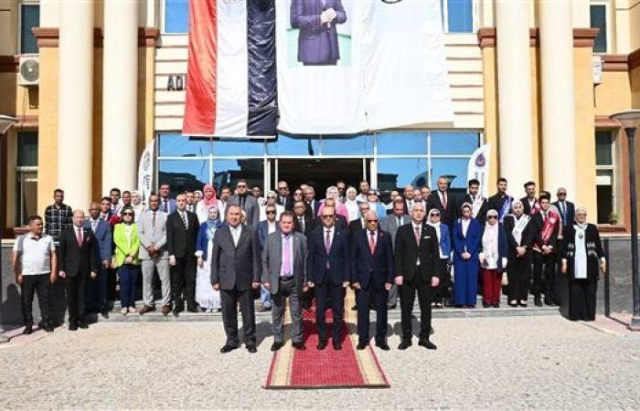 المنشاوي يشهد مراسم تحية العلم بجامعة أسيوط الأهلية