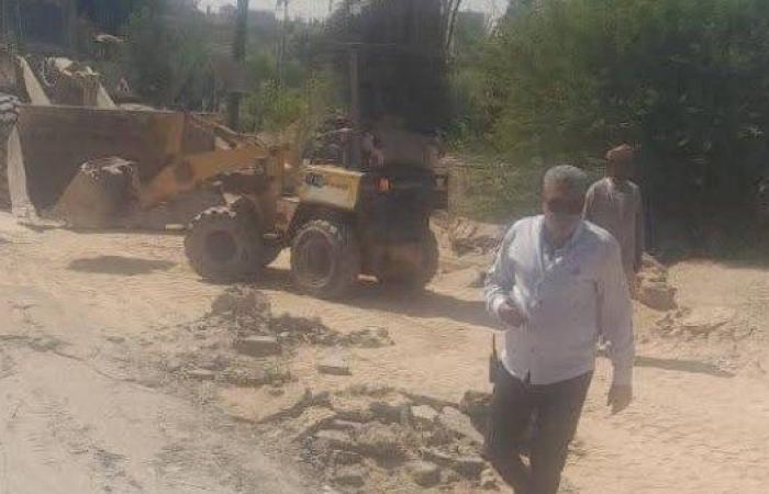 بعد شكاوى المواطنين.. بدء أعمال رصف طريق المفارق في قنا