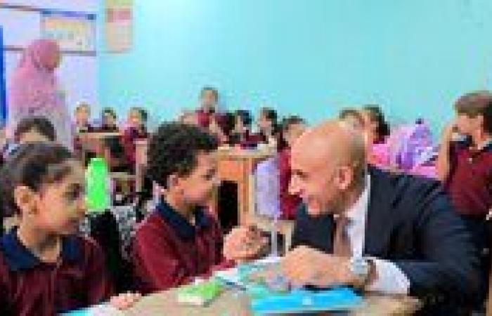 وزير التعليم يحاور أحد تلاميذ مدرسة ابن خلدون بالقليوبية في أول أيام الدراسة