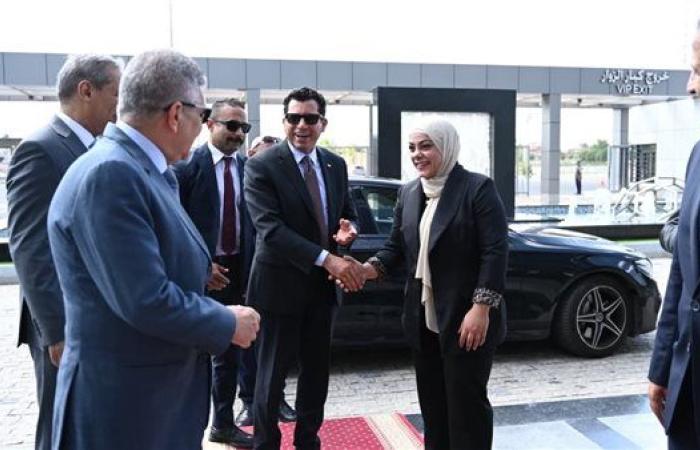 وزير الشباب  ورئيس هيئة قناة السويس يشهدان افتتاح الصالة الدولية لرفع الأثقال