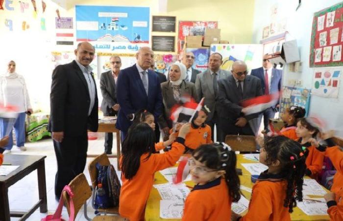 محافظ القاهرة يتفقد عدداً من مدارس العاصمة للاطمئنان على سير العملية التعليمية وانتظامها