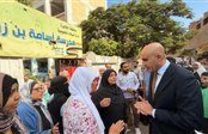 "عبداللطيف" يلتقي أولياء الأمور ويراجع مخازن الكتب المدرسية
