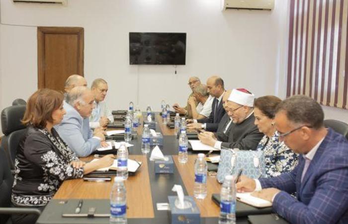 رئيس جامعة دمنهور يستقبل مجلس أمناء المؤسسة الخيرية لرعاية المستشفى الجامعي