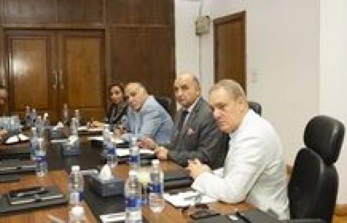 رئيس جامعة دمنهور يستقبل مجلس أمناء المؤسسة الخيرية لرعاية مستشفى دمنهور الجامعي ويشيد بتعاونهم المثمر ودعمهم البناء