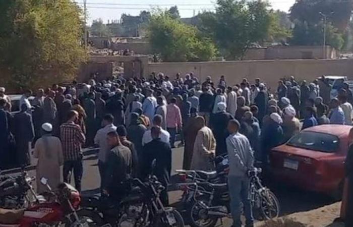 تشييع جثمان مدير مدرسة توفي بأزمة قلبية أثناء عمله بقنا.. بعد سقوطه