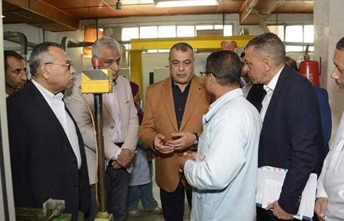 وزير الإنتاج الحربي يتابع مراحل تصنيع الطلمبات الغاطسة بشركة قها للصناعات الكيماوية