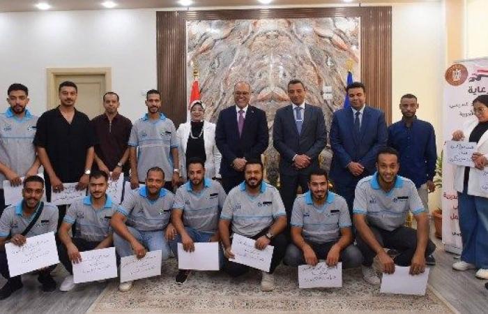 وزير العمل ومحافظ السويس يسلّمان 81 عقد عمل بينهم 31 لذوي الهمم