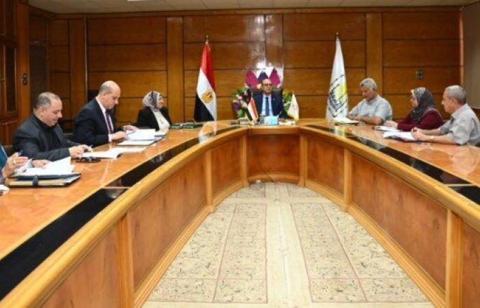 رئيس جامعة أسيوط يعقد اجتماعاً لمتابعة المشروعات الإنشائية بالجامعة
