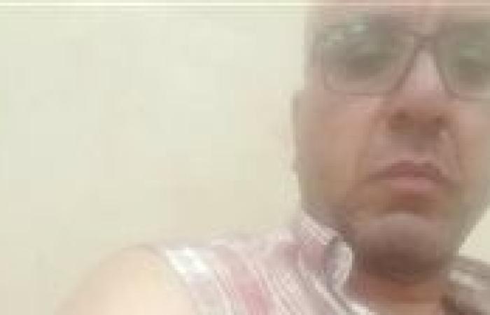 طالب يتعدى على معلم ويمزق ملابسه بإحدى مدارس القليوبية.. (صورة)